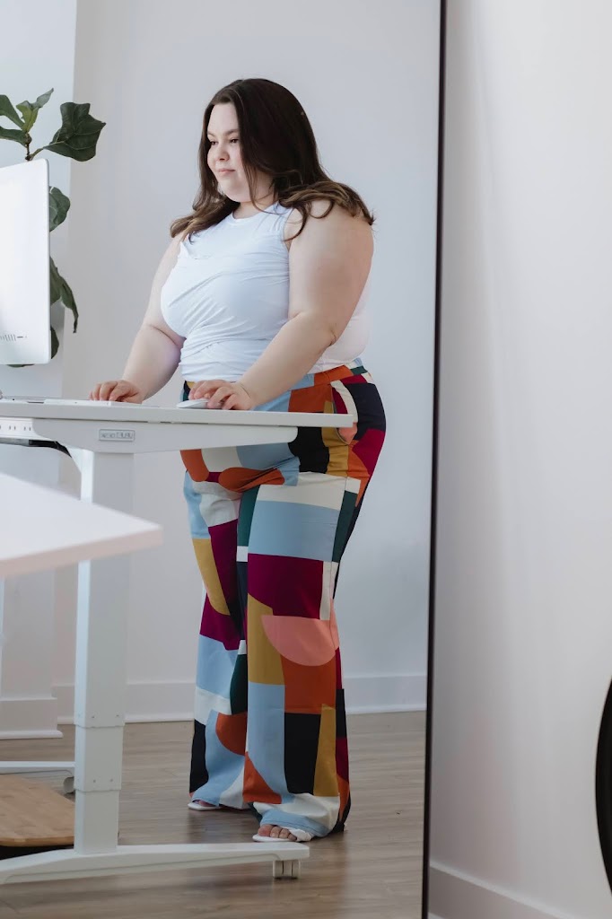 Natalie in the City reviews the best electric standing desk 2022 for the home office.